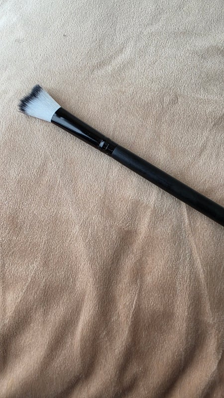 Musta puhdistussivellin